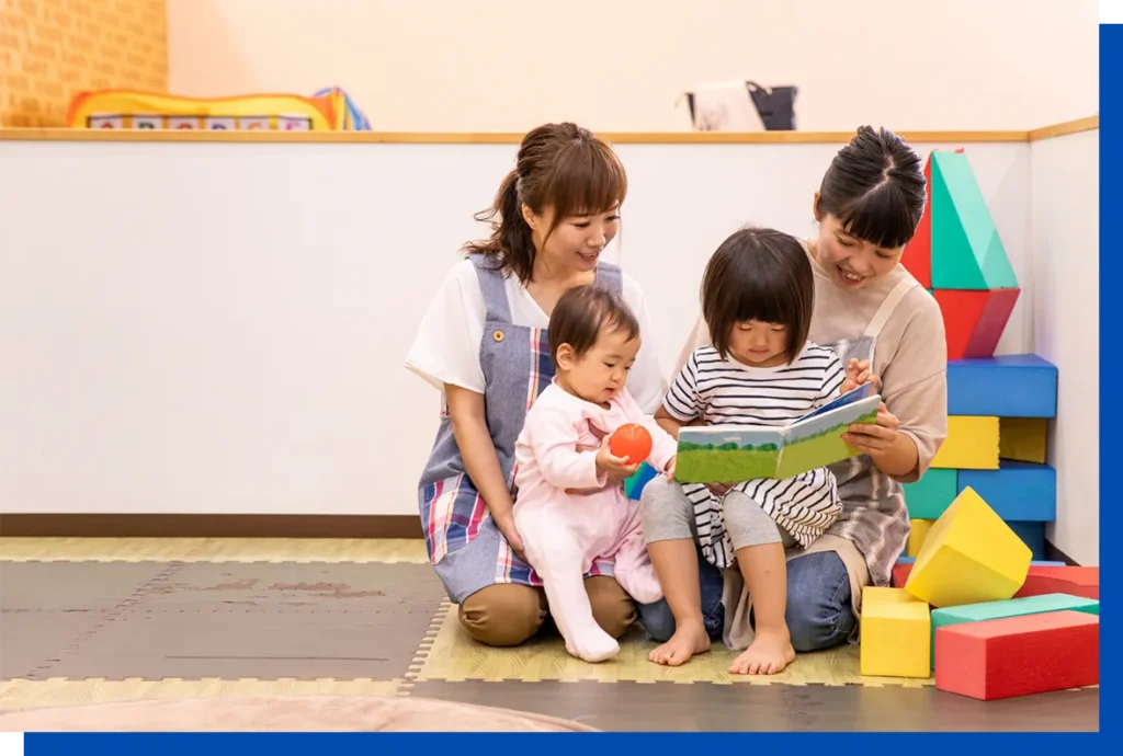 保育士と子供の写真