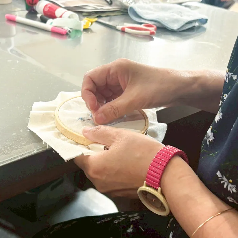 刺繍の図案を確認しながら制作に取り組む利用者さんの様子