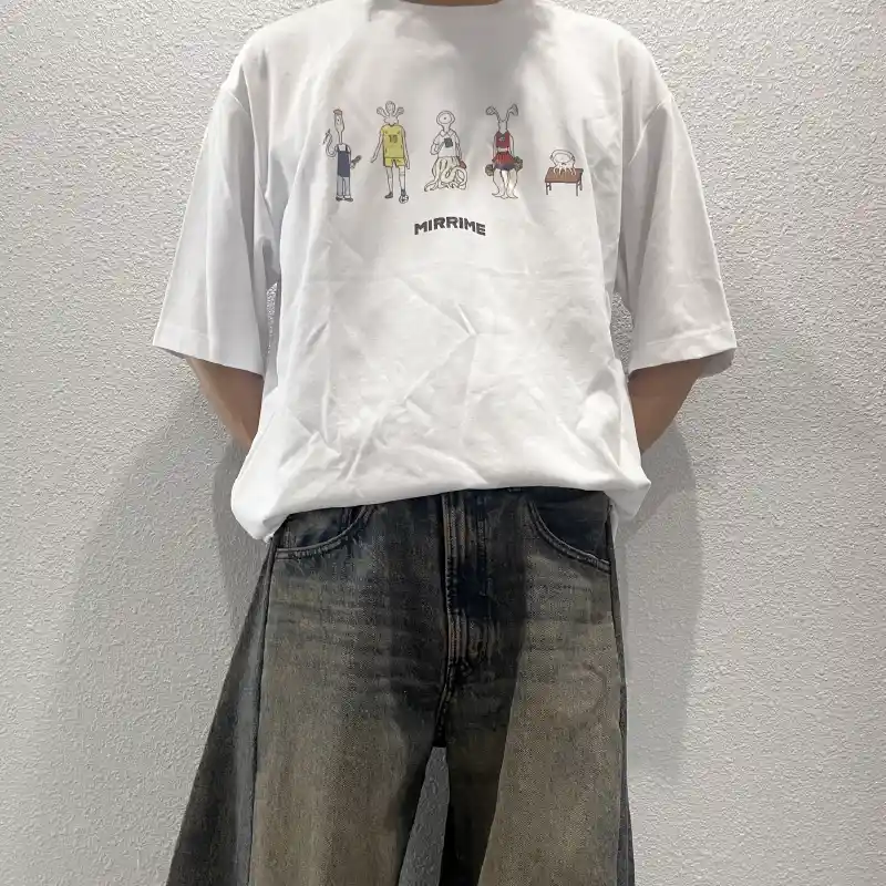 Tシャツを試着している人物