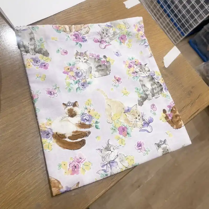 巾着袋の形を整える利用者さん