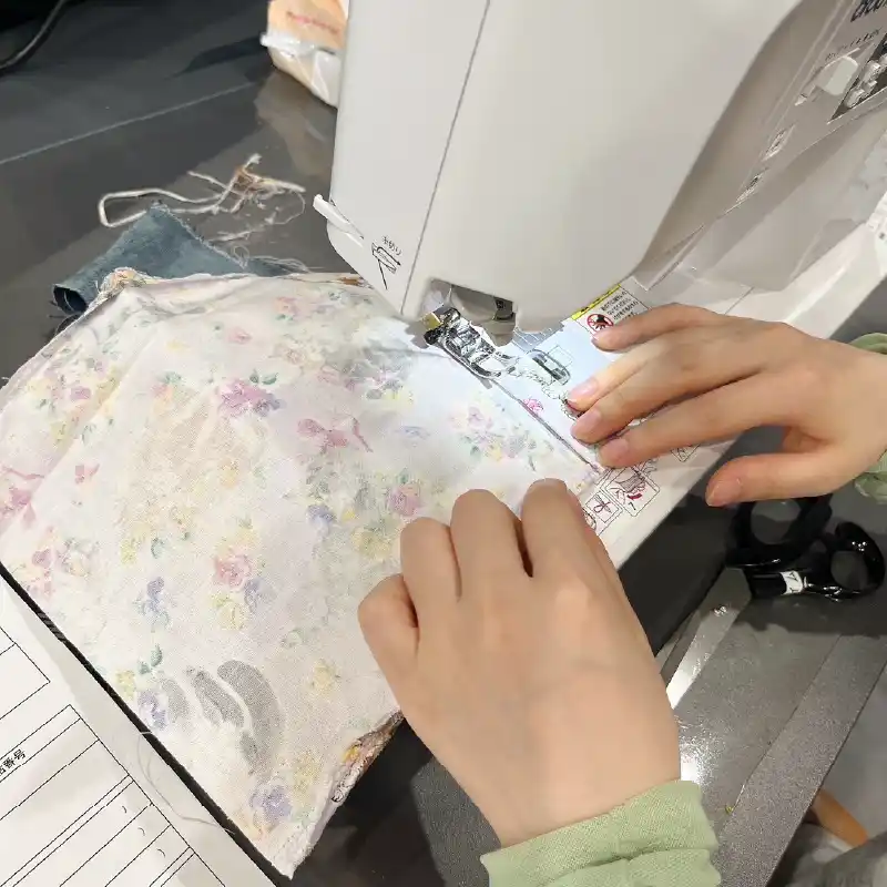 ミシンで縫製中