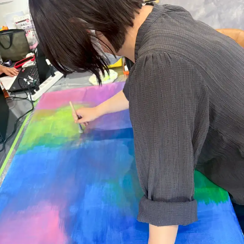 最後の仕上げ段階で、色を追加し細部を整えている利用者さん。