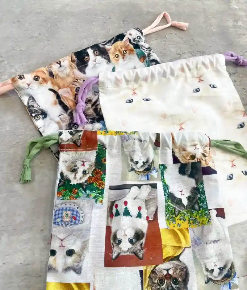 完成した猫柄の巾着袋
