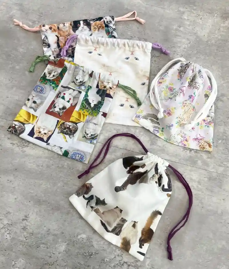 完成した猫柄と花柄の巾着袋