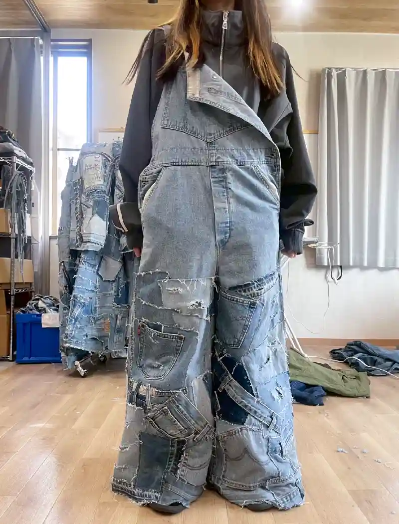 正面から見たリメイクデニム。デニムの切り替えやパッチワークが印象的で、独自のデザインが光ります。