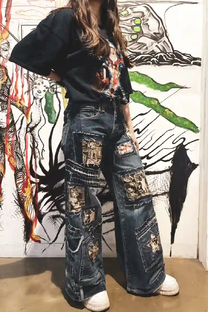 アメ村Big Step前で撮影されたリメイクデニムのスタイリング。ストリートファッションとものづくりの融合。