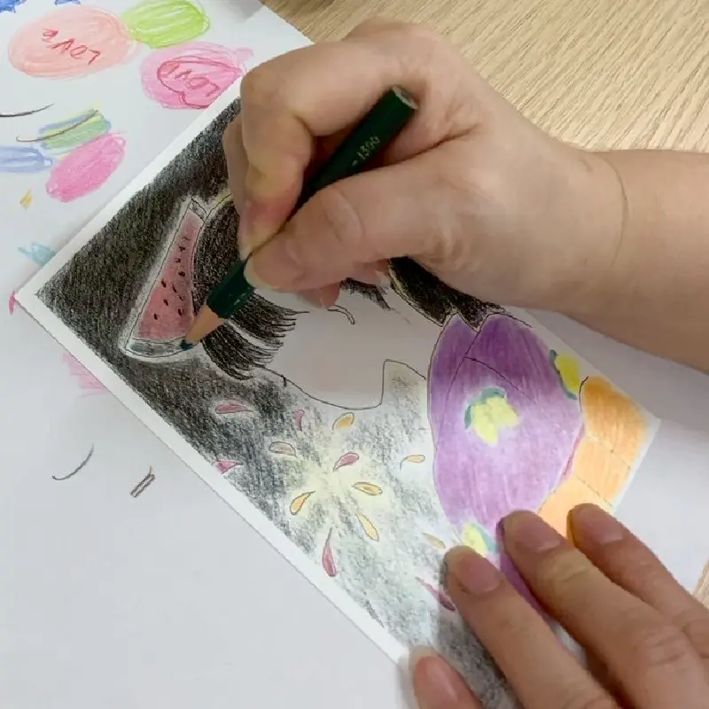 浴衣を着た人物と花火、スイカを描いたイラスト制作風景