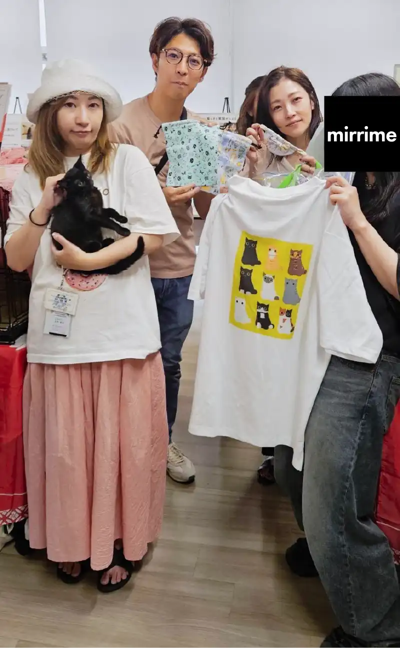 保護猫を迎えた家族と職員の記念写真