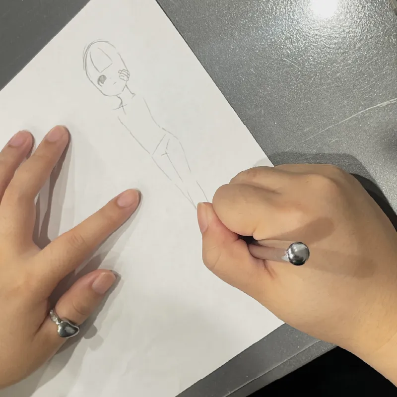 鉛筆でアナログアートの下書きを描く画面のアップ。