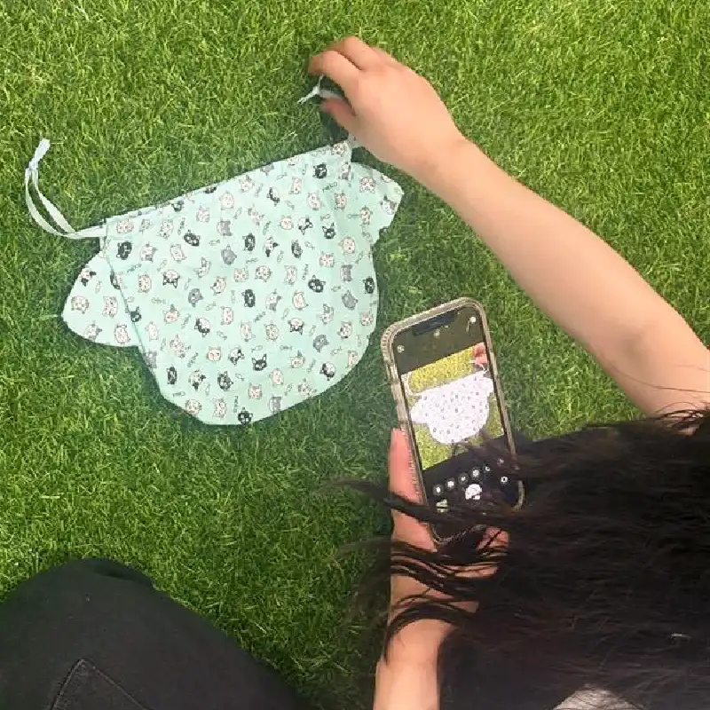 撮影位置を調整する職員