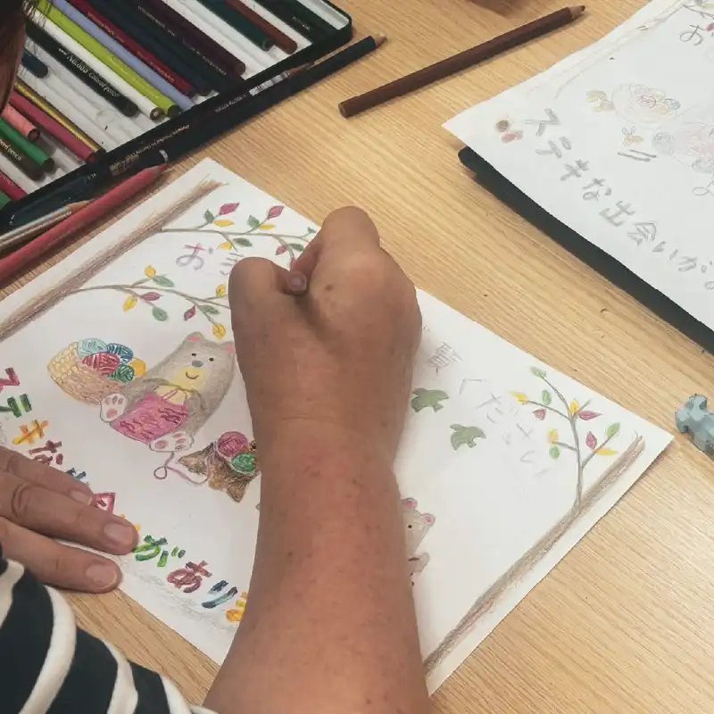 下書きを元に、色鉛筆で絵を描いている利用者さん