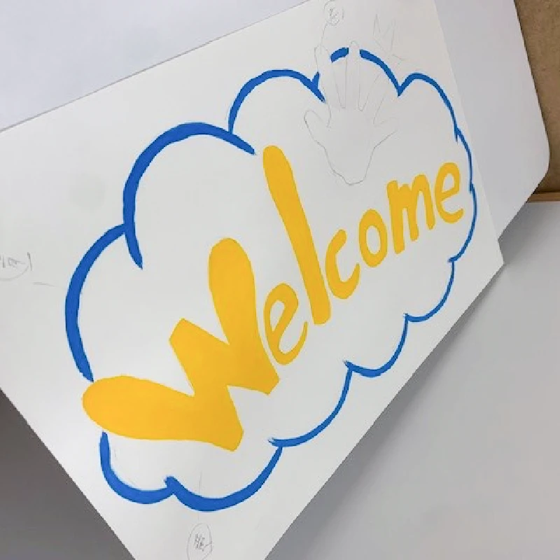 「Welcome」と描かれた雲形のPOP