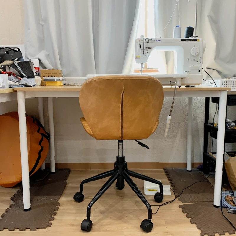 ミシンが置かれた作業机