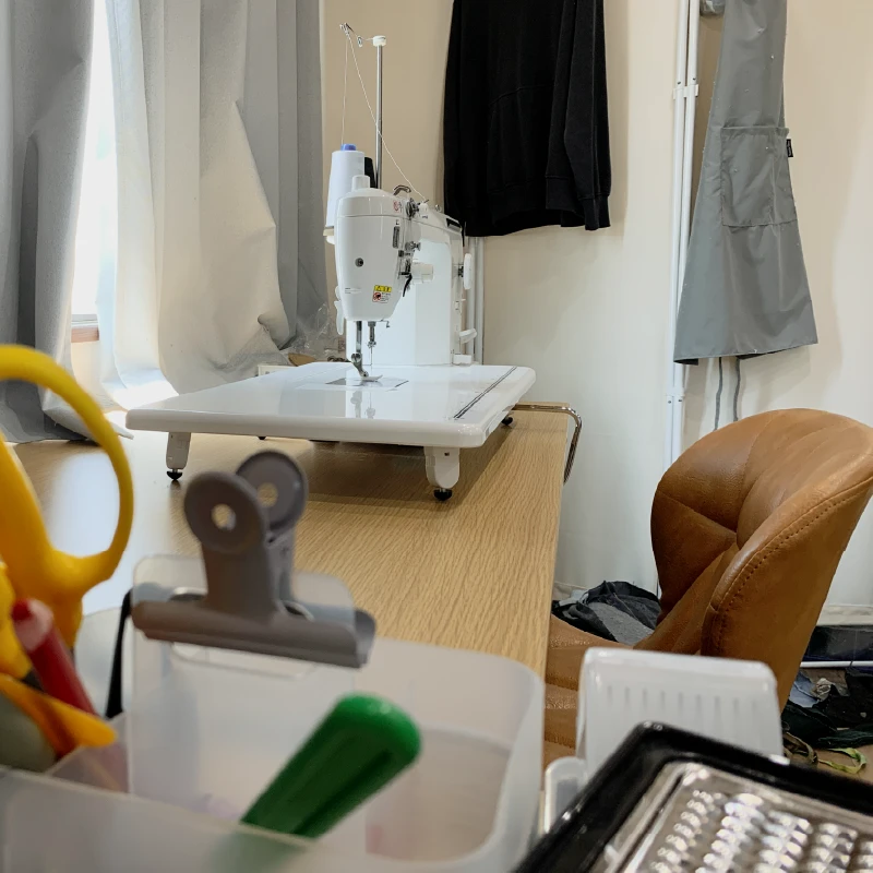 ミシンと工具が並んだ作業風景