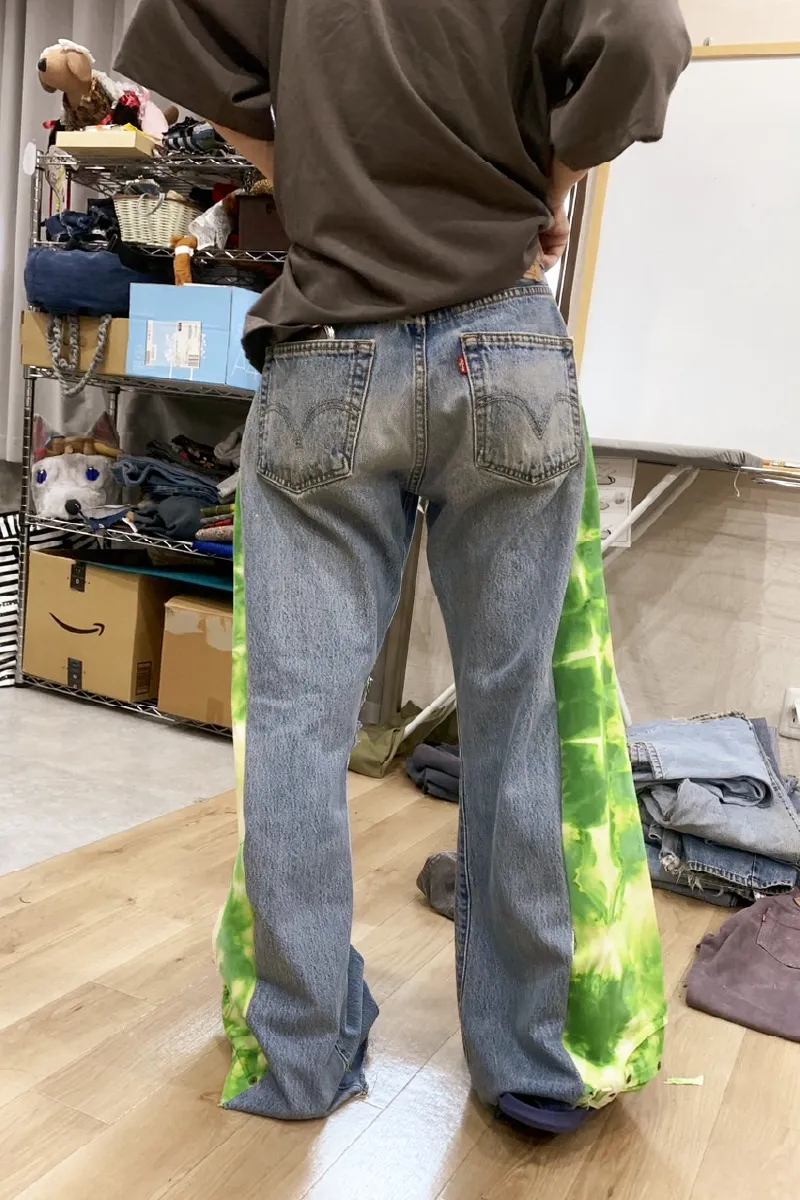 デニムの背面をチェックし、ポケットや装飾パーツの位置を確認する利用者さん