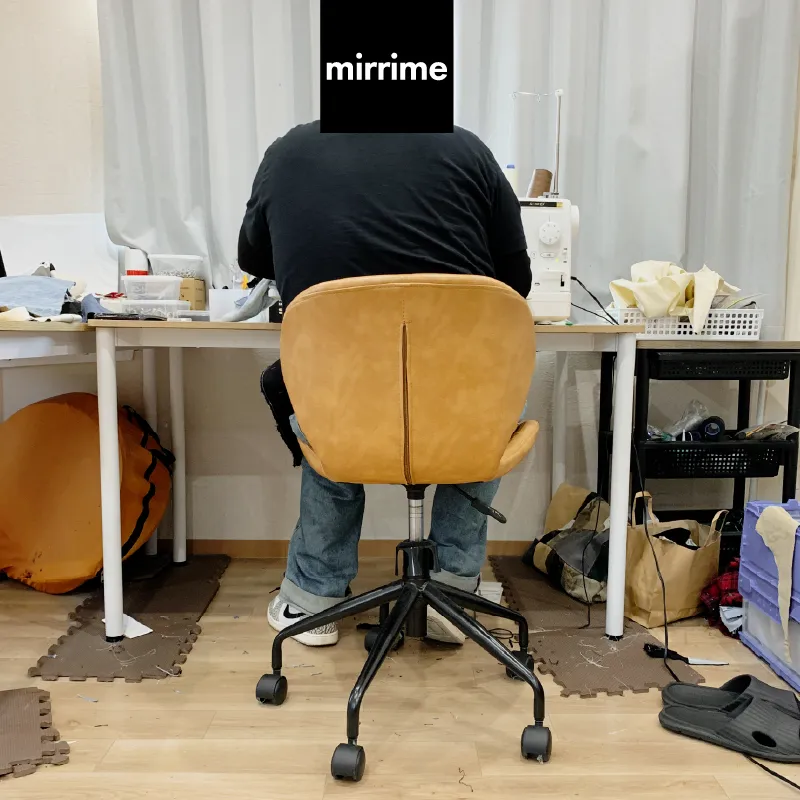 制作デスクの後ろからのアングル。