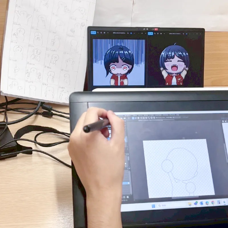 利用者さんが液タブでキャラクターを描いている