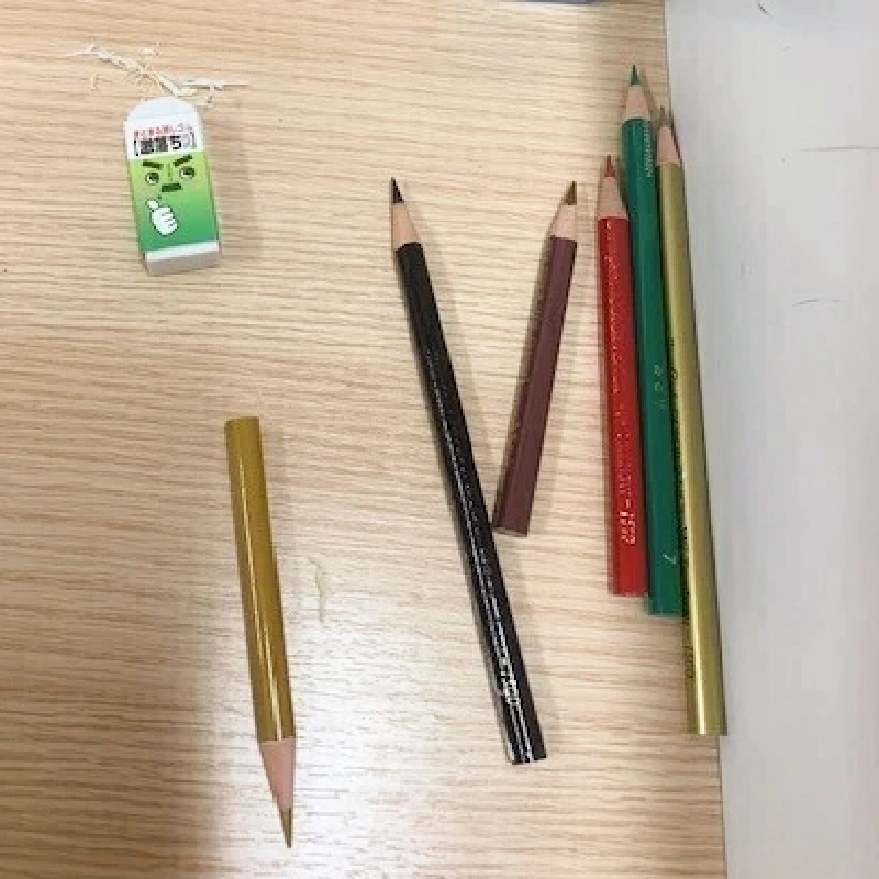 作業に使用した色鉛筆と消しゴム