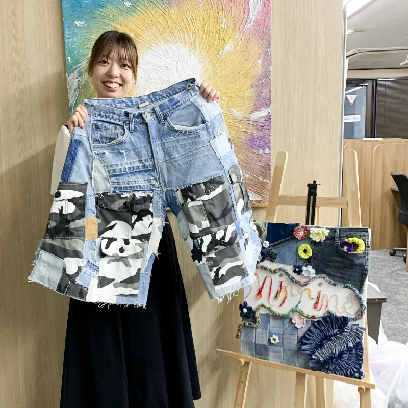 売れたリメイクデニムを手にする職員