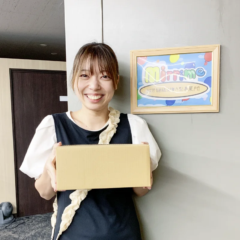 梱包を完了して発送前の職員