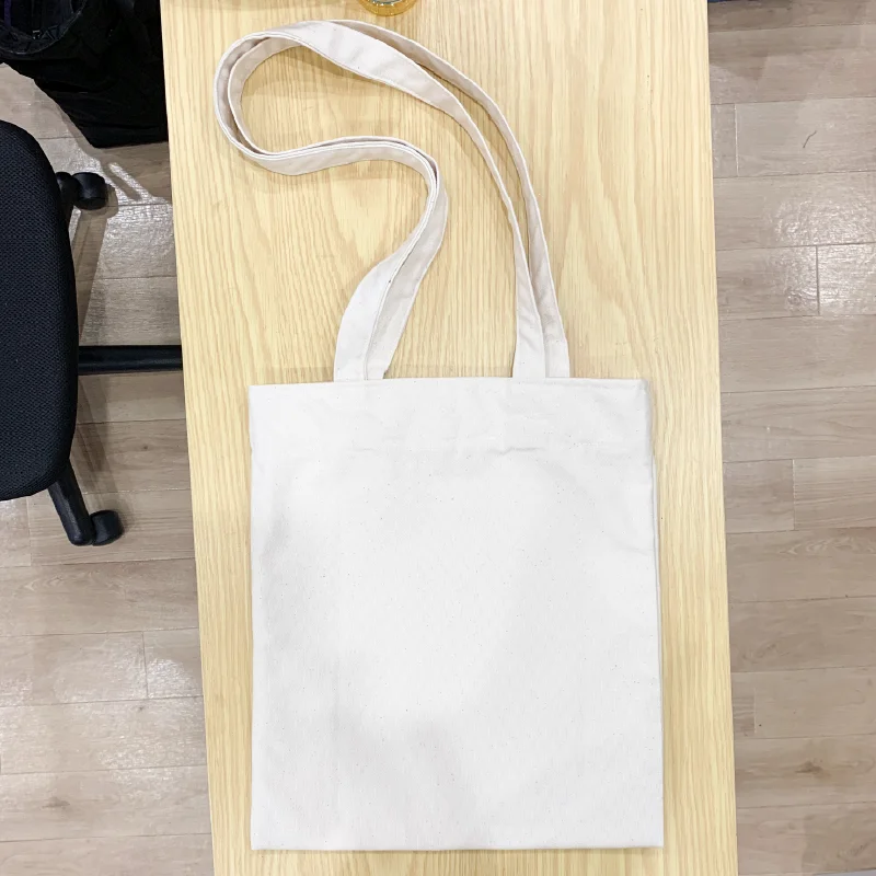 無地のトートバッグが並ぶ作業台