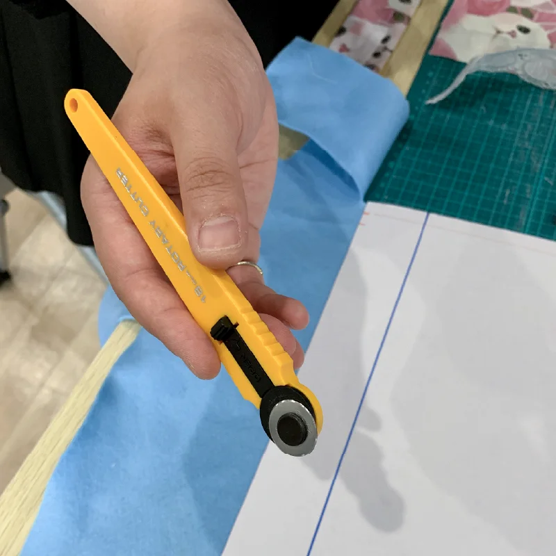 フェルトを裁断するための丸形カッターナイフ