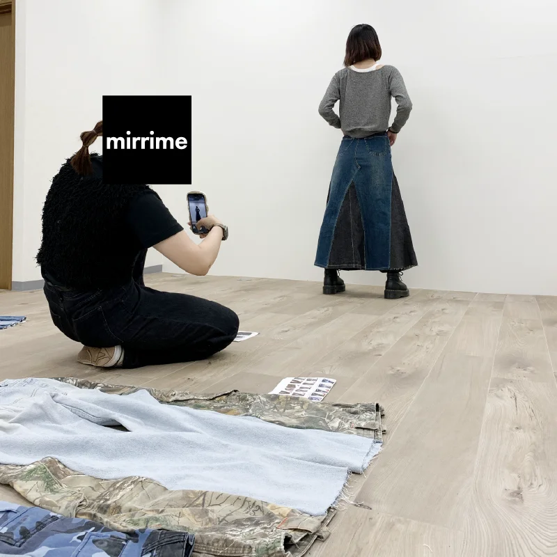 バックショットで撮影中のリメイクデニム