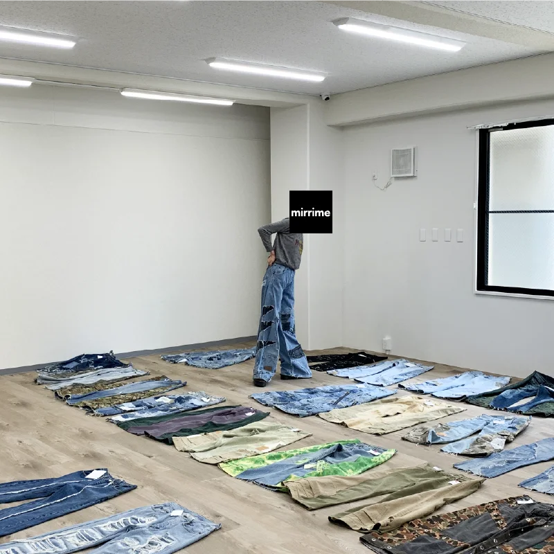 リメイクデニムを確認するモデル