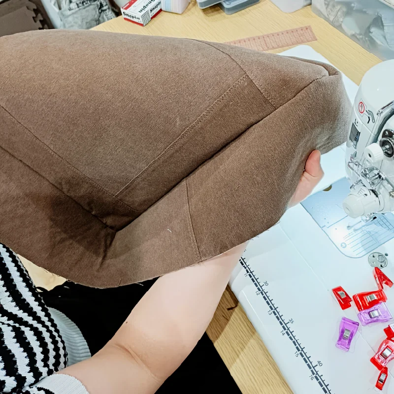利用者さんが裏返して縫い目を確認