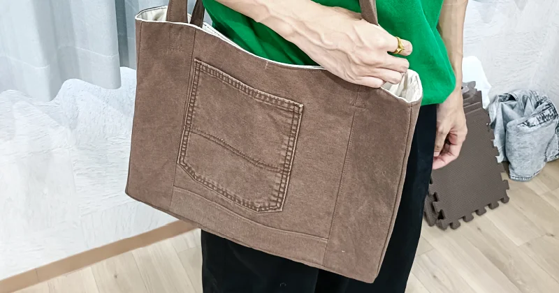 就労継続支援A型事業所で制作された茶色のトートバッグと職員