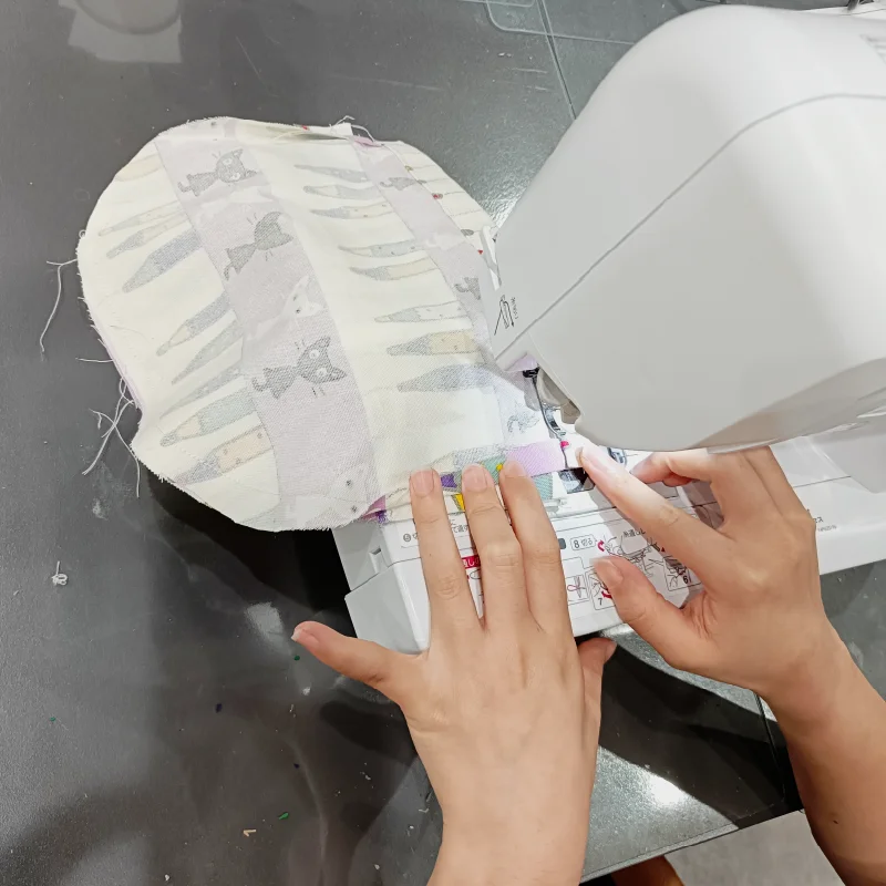 猫柄巾着袋の縫製作業中