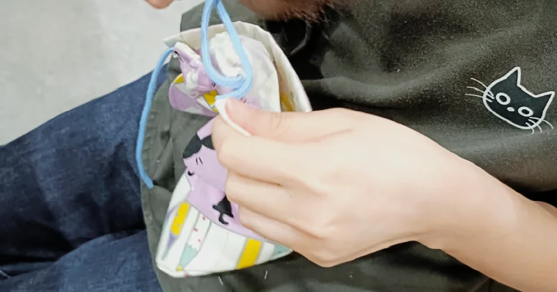 猫柄巾着袋を作っているところ
