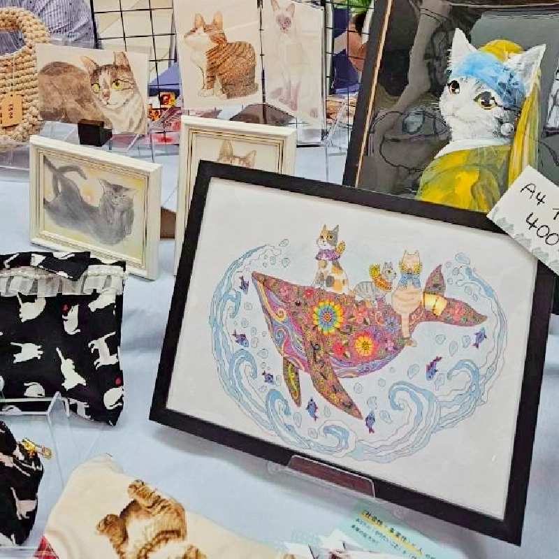 手作りアート作品5枚が並ぶカラフルな展示