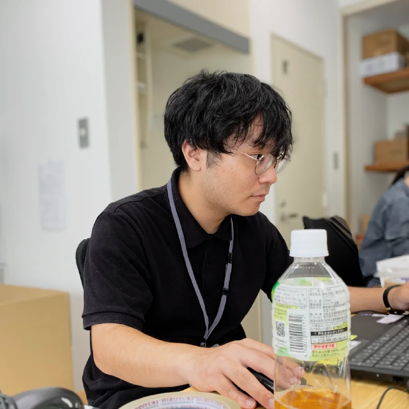 PCで共有情報を確認する新人支援員