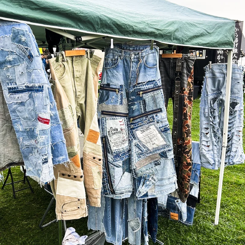 出品されたリメイクデニムのパンツ
