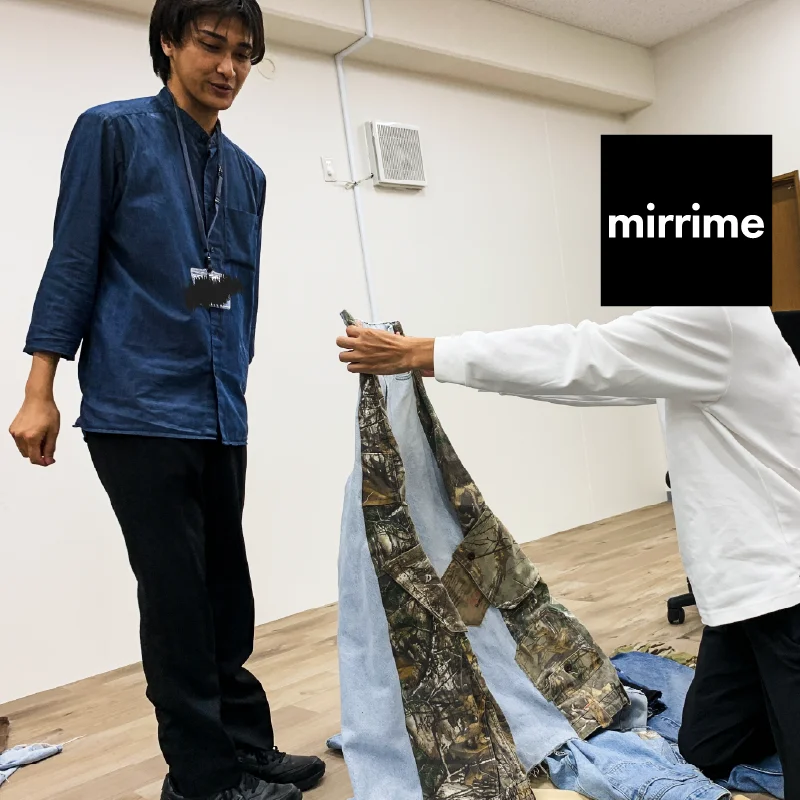 デニムのシルエットを確認する職員