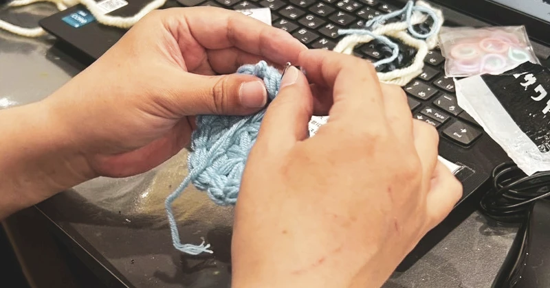 就労継続支援A型事業所で制作された猫型トレーの完成品。淡いブルーの毛糸がやさしく重なり合い、利用者さんの丁寧な手仕事が感じられる作品。