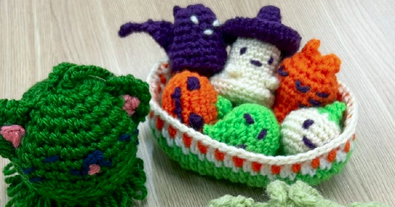 就労継続支援A型事業所で制作されたヘアバンドや編み物バッグ、マクラメ編みキーホルダーなどのものづくり作品を展示する大阪のA型事業所の出展ブース