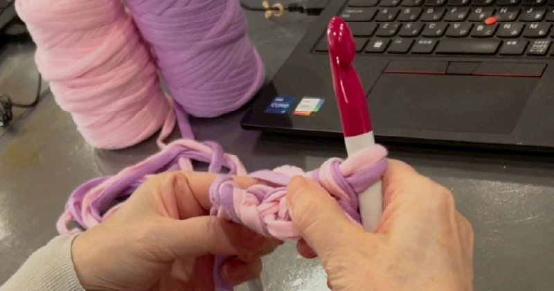 大阪の就労継続支援A型事業所で編み物を行い、ものづくりスキルを伸ばす利用者さんの様子