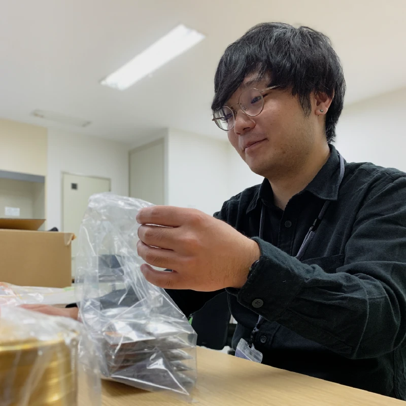 袋詰め作業中の新人職員