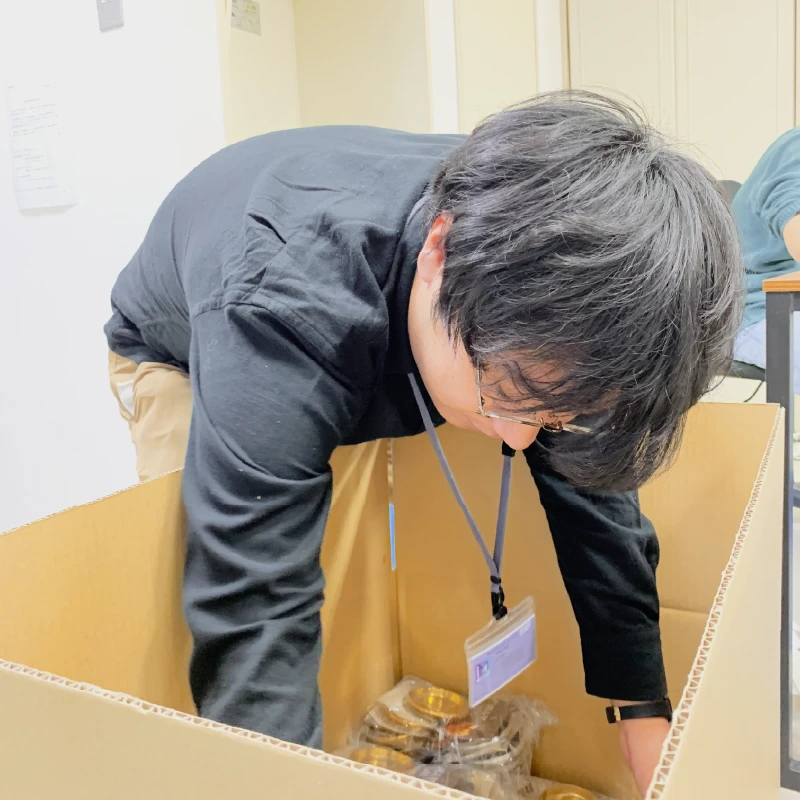 箱詰めする新人職員