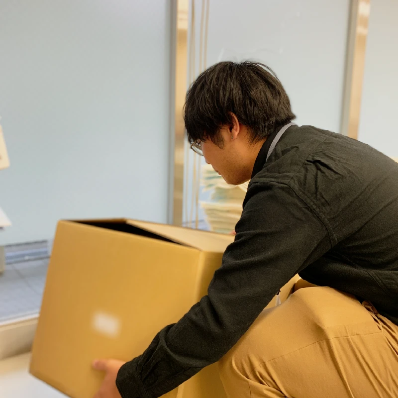 搬出する新人職員