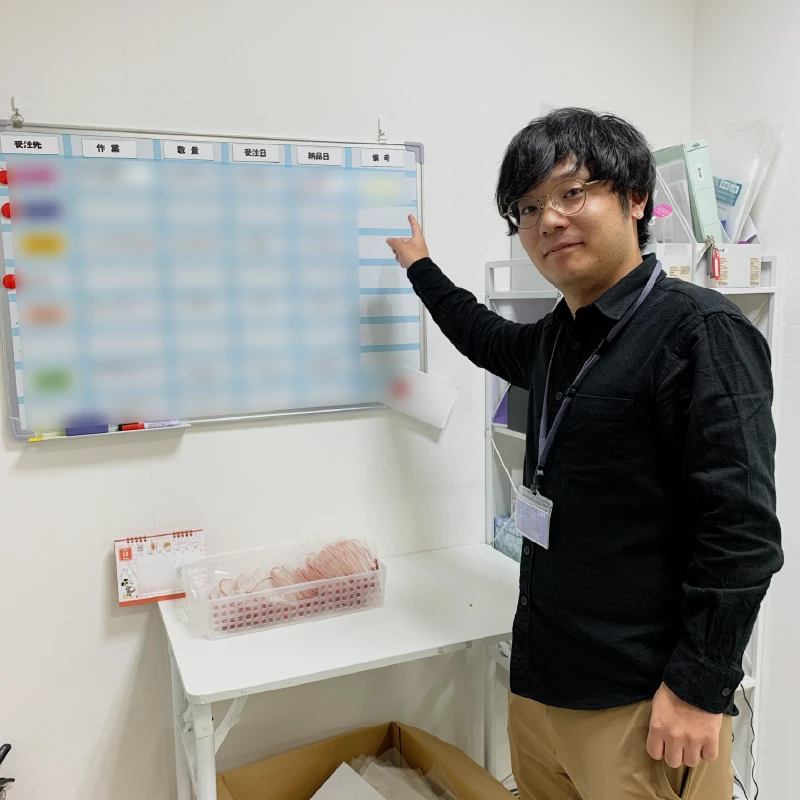 納品スケジュールを確認する新人職員