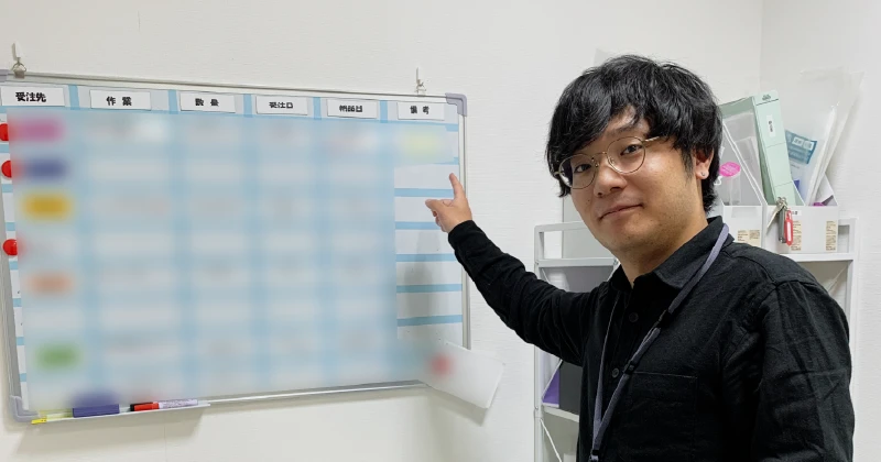 就労継続支援A型事業所で軽作業を進める新人職員。利用者さんを見守りながら、頼りにされる職員を目指して成長していく姿