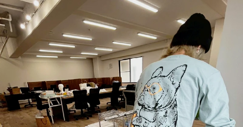 引っ越し作業中のA型事業所で、職員が荷物と作品を丁寧に運ぶ様子