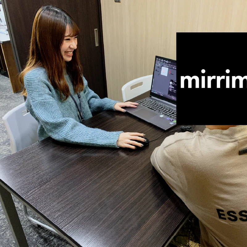 インスタのプロフィールアイコンを制作している女性職員と利用者さん