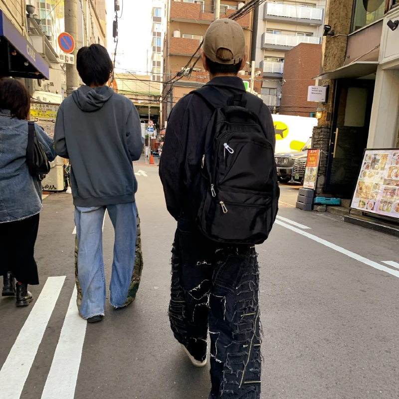 リメイクデニムの撮影場所へ向かう利用者さんと職員