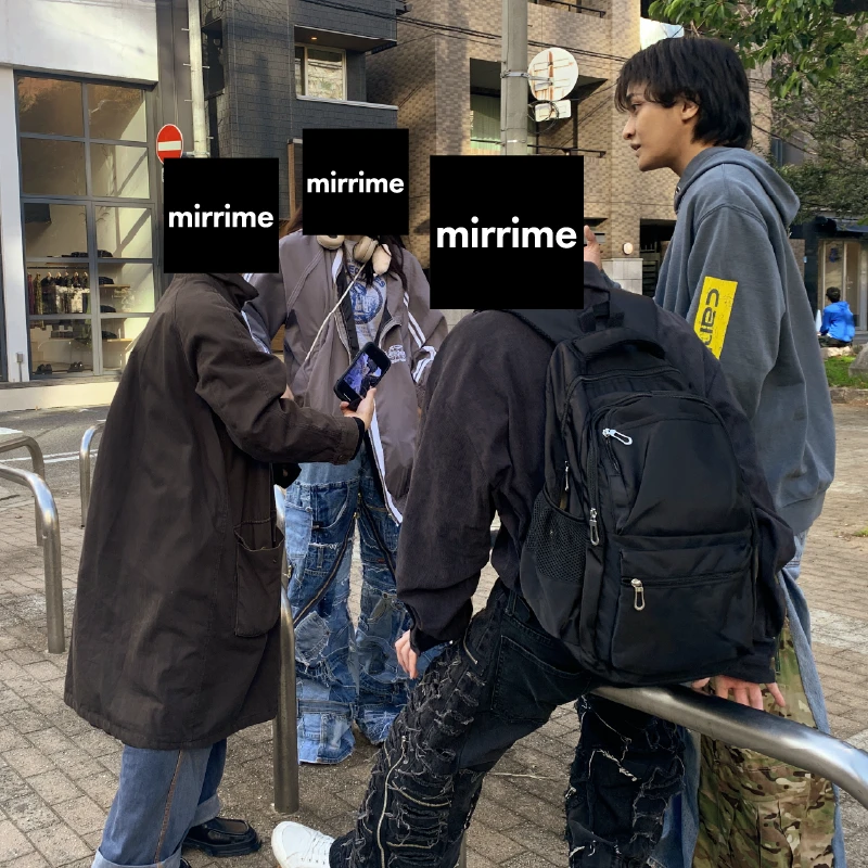 撮影したカットを職員と利用者さんがチェックする様子