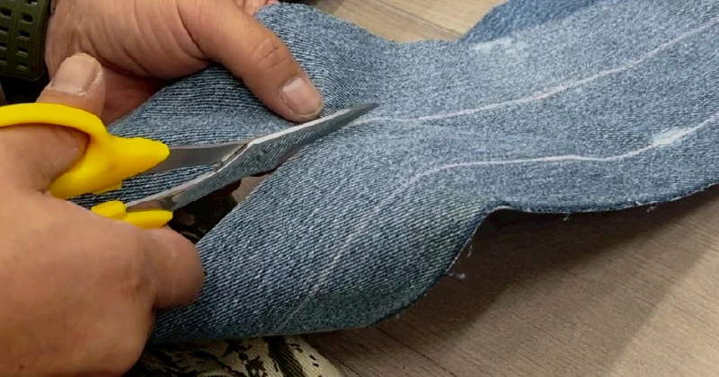 リメイクデニム制作の現場、カット作業中の利用者さん