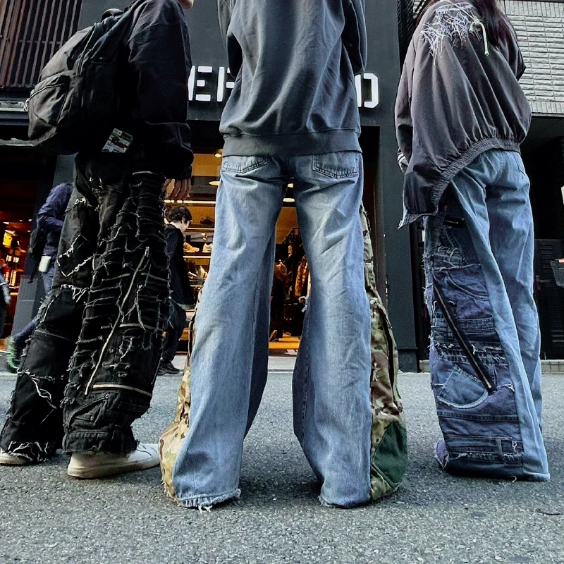 堀江の街角で服を試着する3人の背面シーン